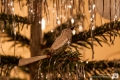 Vogelfigur im Baum